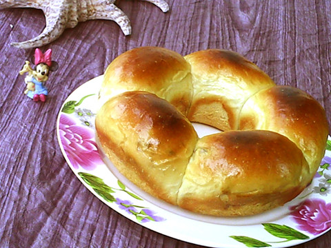 Fresh Milk Raisin Flower Crown Bread