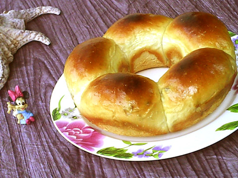 Fresh Milk Raisin Flower Crown Bread