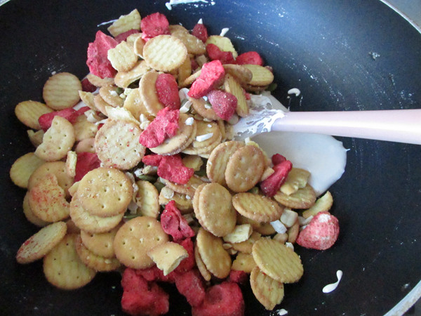 Strawberry Snowflake Pastry Making Steps