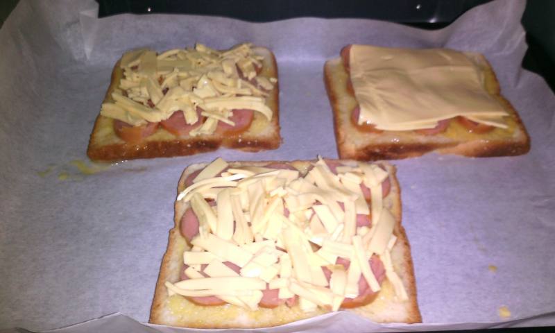 Steps for Making Egg and Sausage Baked Toast