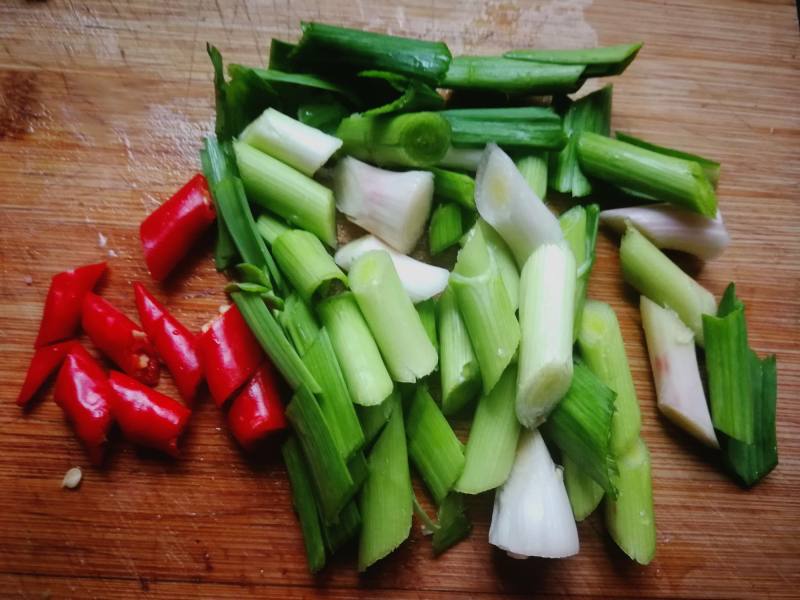 Steps for Stir-fried Beef with Garlic Sprouts