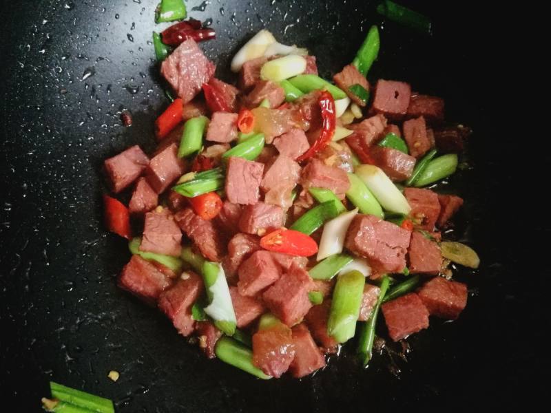 Steps for Stir-fried Beef with Garlic Sprouts