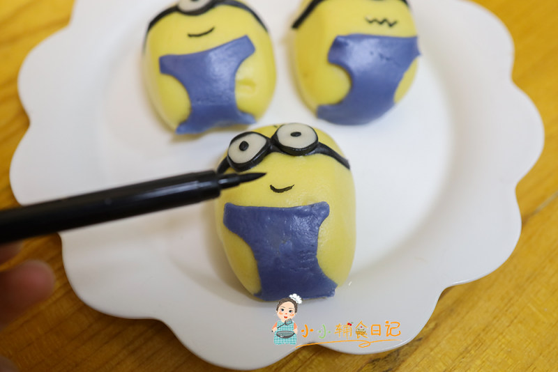 Steps to make Minion Pumpkin Steamed Bun