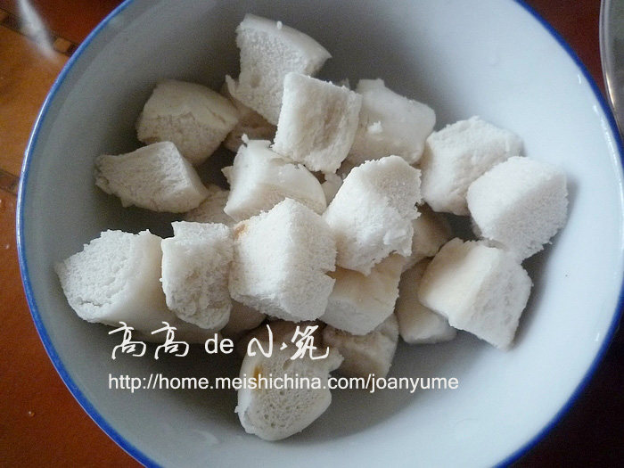 Steps for Making Sautéed Bread Cubes