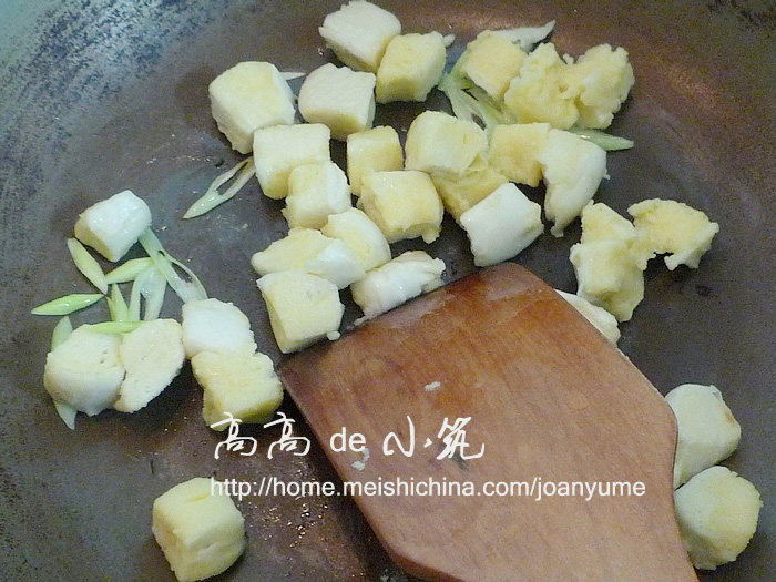 Steps for Making Sautéed Bread Cubes