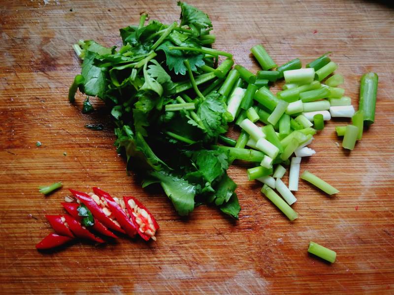 Steps for Making Scallion Oil Sea Cucumber Soup Noodles