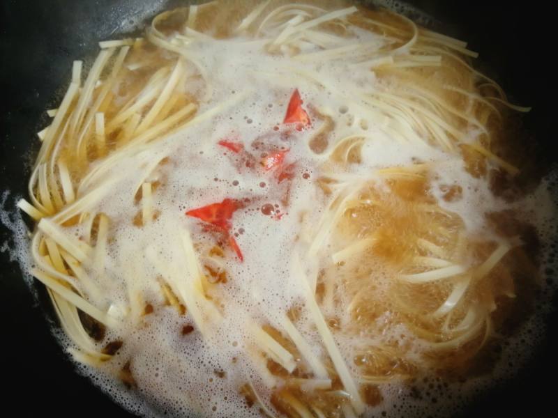 Steps for Making Scallion Oil Sea Cucumber Soup Noodles