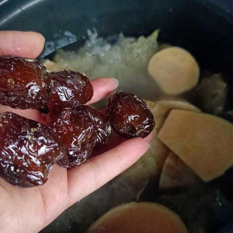 Steps for Making Sweet Potato and Tremella Sugar Soup