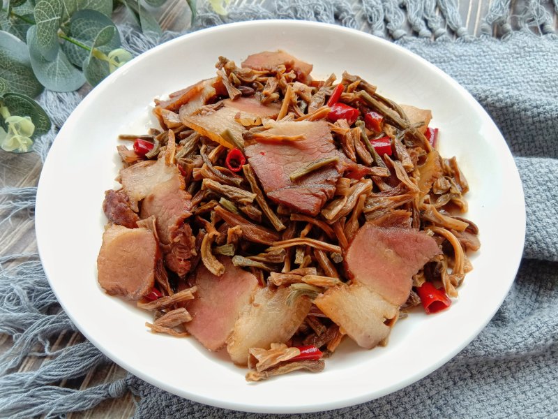 Dried Green Beans Stir-Fried with Cured Pork