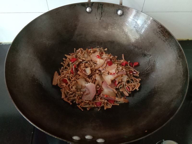 Steps for Cooking Dried Green Beans Stir-Fried with Cured Pork