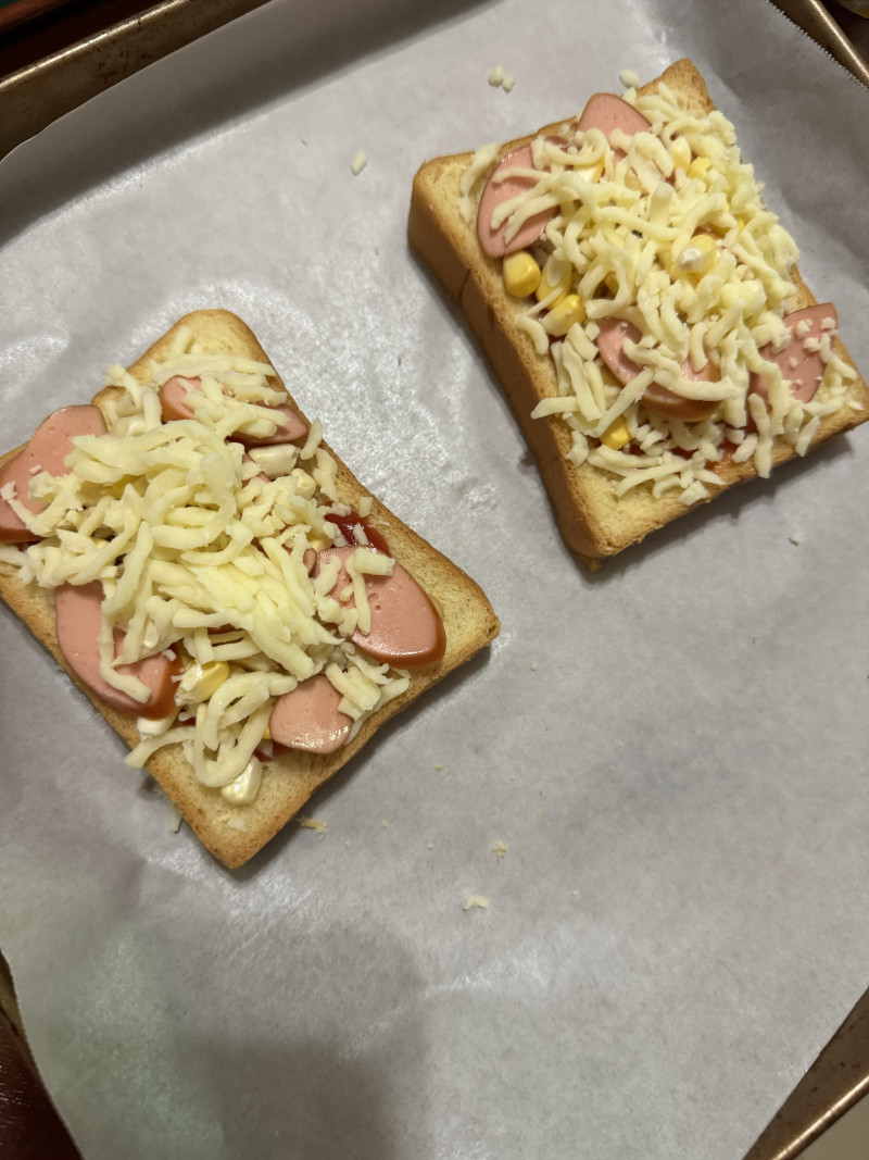 Steps for Making Cheese Corn Ham Toast