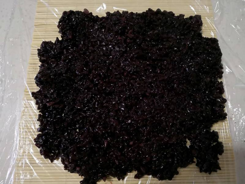 Steps for Making Black Glutinous Rice Steamed Rice with Fried Dough Sticks