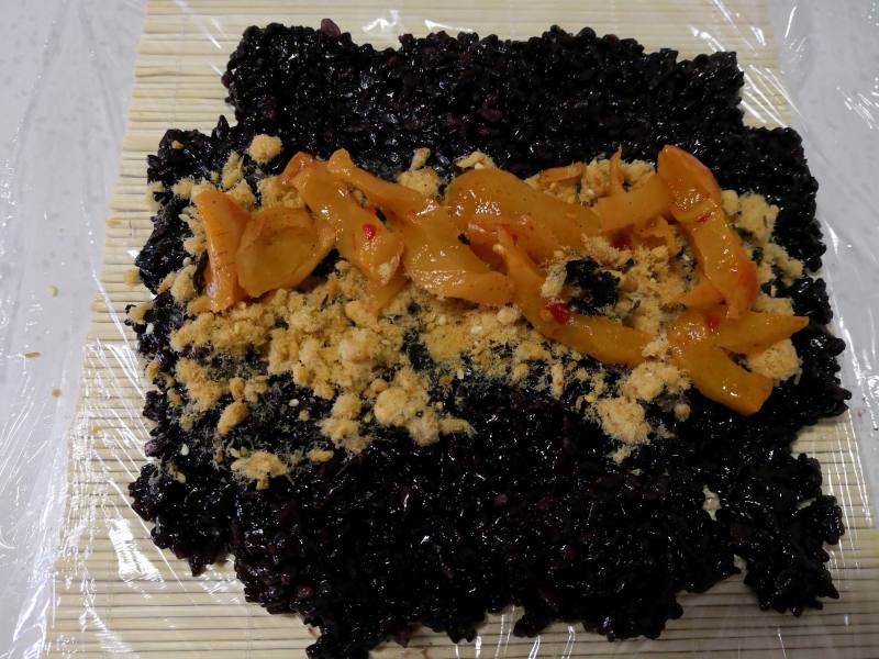 Steps for Making Black Glutinous Rice Steamed Rice with Fried Dough Sticks