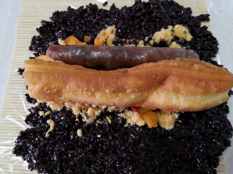 Steps for Making Black Glutinous Rice Steamed Rice with Fried Dough Sticks