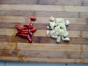 Steps for Making Stir-fried Red Amaranth with Garlic