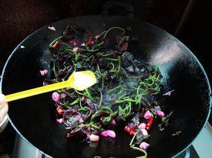 Steps for Making Stir-fried Red Amaranth with Garlic