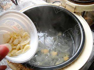 Steps to Make Lily, Snow Pear and Tremella Soup