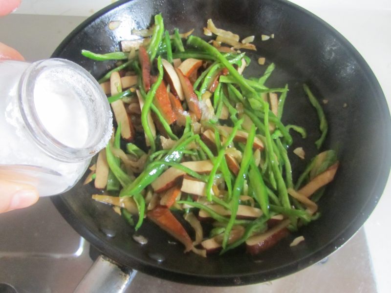 Steps for Making Green Pepper and Preserved Vegetable Dry Silk