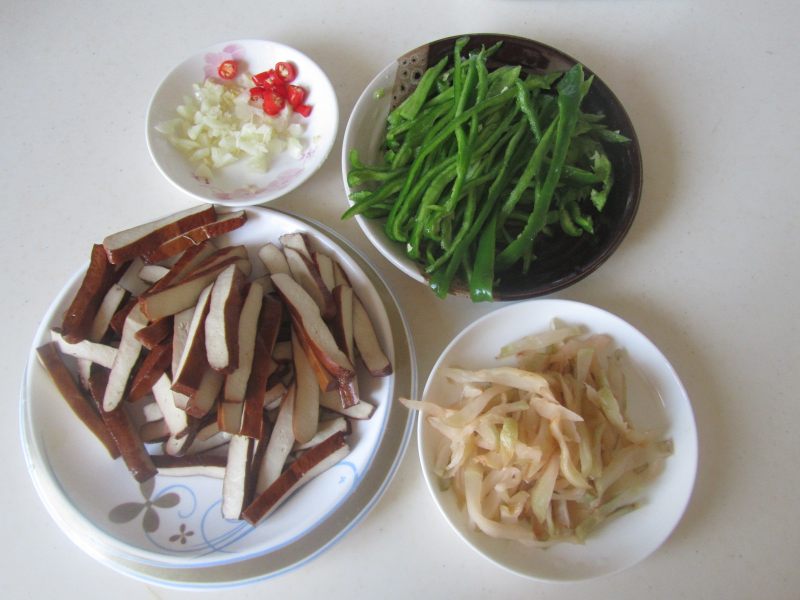 Steps for Making Green Pepper and Preserved Vegetable Dry Silk