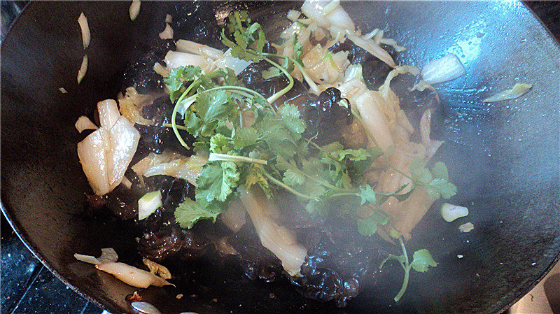 Steps for Cooking Home-style Braised Cabbage with Black Fungus
