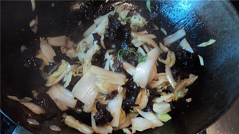 Steps for Cooking Home-style Braised Cabbage with Black Fungus