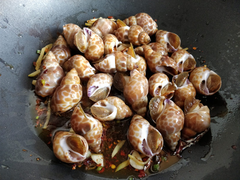 Steps for Making Spicy Stir-Fried Conch