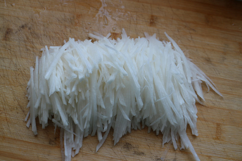 Steps for Making Cold Tossed White Radish Strips