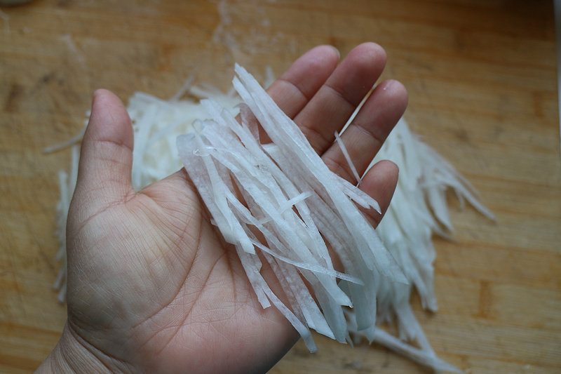 Steps for Making Cold Tossed White Radish Strips