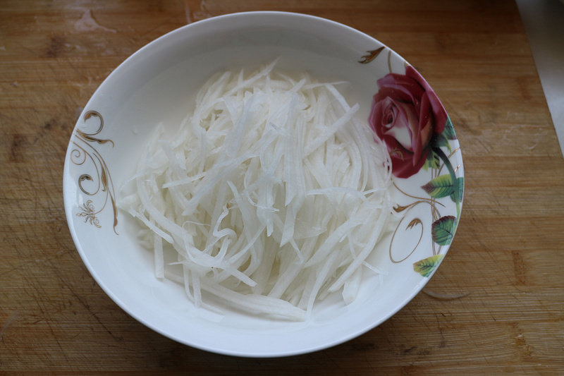 Steps for Making Cold Tossed White Radish Strips