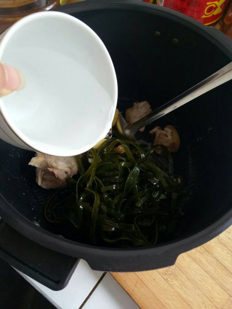 Steps for Making Seaweed and Pig Trotter Soup