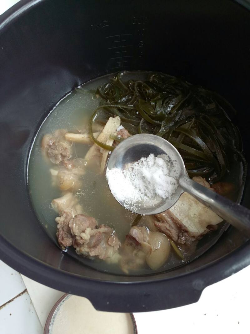 Steps for Making Seaweed and Pig Trotter Soup