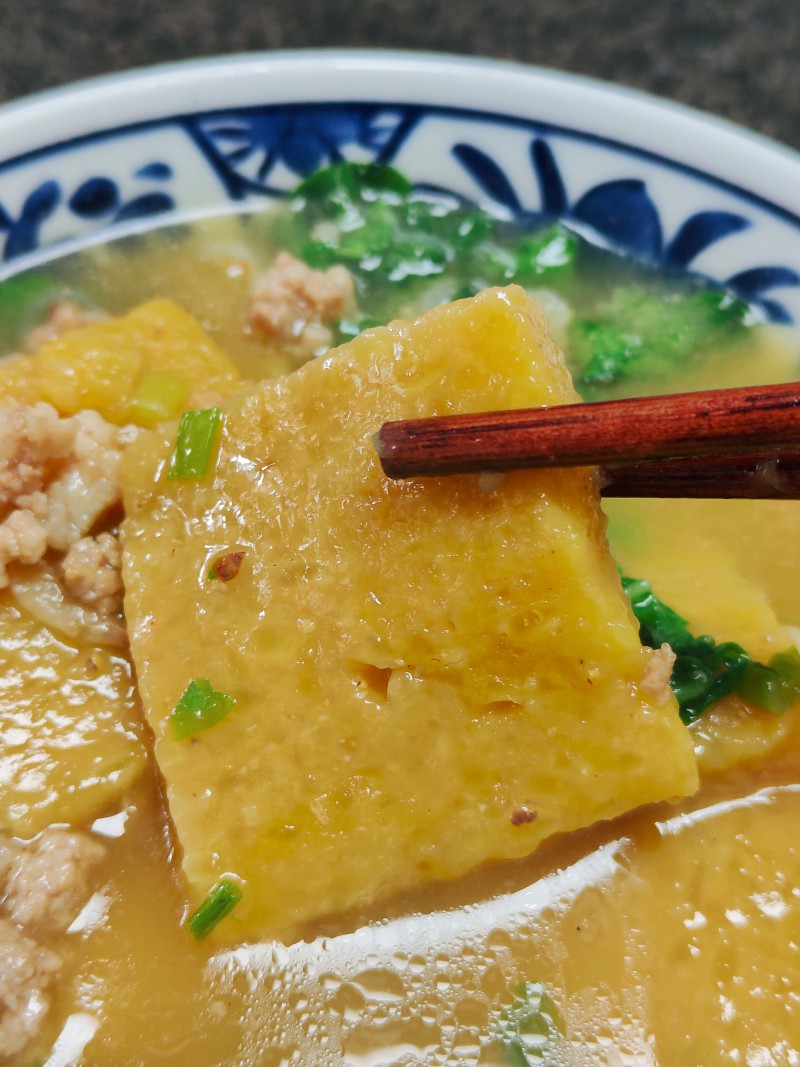 Minced Pork with Yellow Rice Dumplings