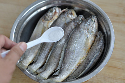 Steps for Making Crispy Yellow Croaker