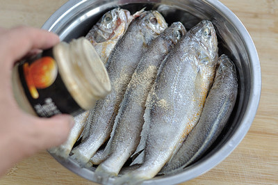 Steps for Making Crispy Yellow Croaker