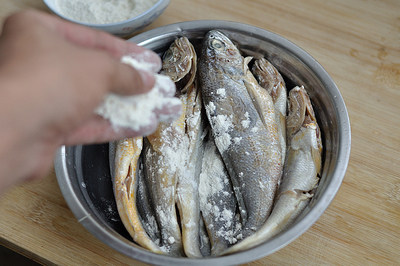 Steps for Making Crispy Yellow Croaker