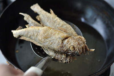 Steps for Making Crispy Yellow Croaker