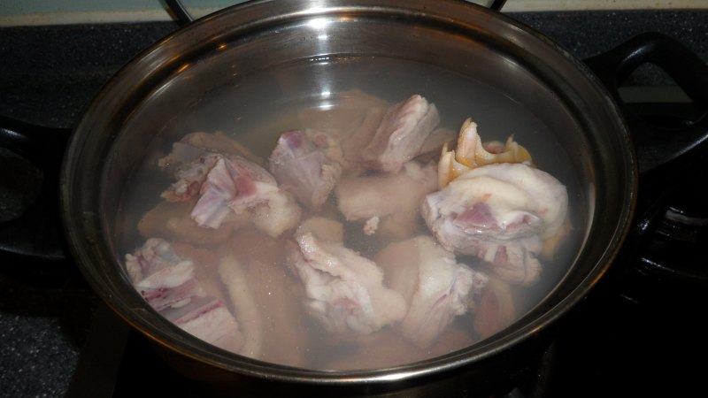 Steps for Cooking Braised Duck with Perilla Leaves