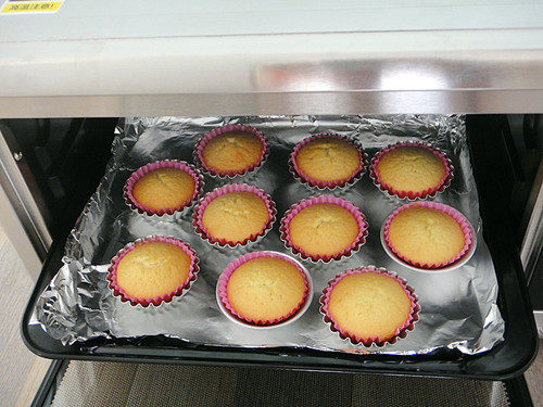 Steps for Making Cream Rose Cupcakes