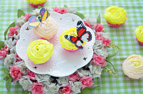 Steps for Making Cream Rose Cupcakes