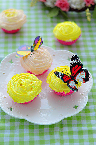 Cream Rose Cupcakes