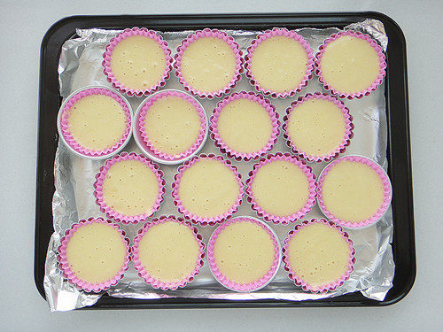 Steps for Making Cream Rose Cupcakes