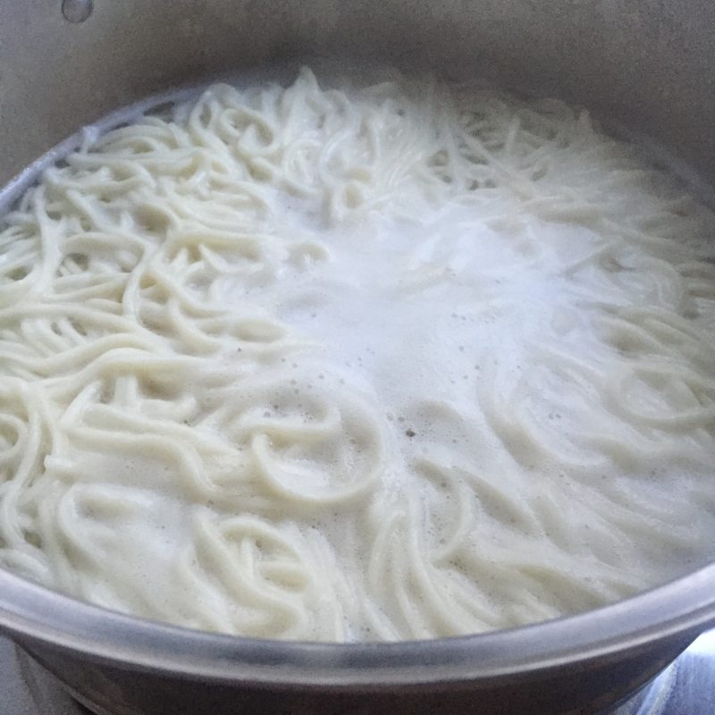 Steps for making Xingbao Mushroom and Pork Noodle Salad