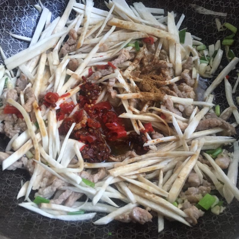 Steps for making Xingbao Mushroom and Pork Noodle Salad