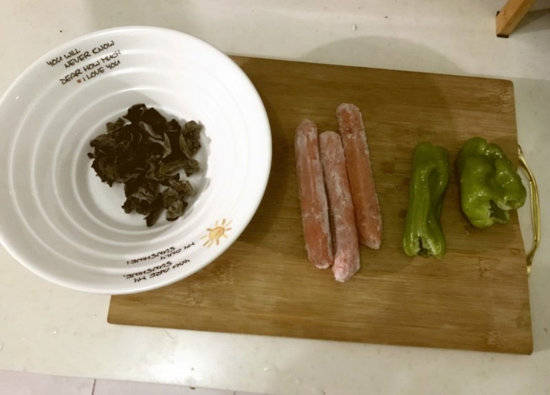 Green Pepper and Wood Ear Mushroom Stir-Fried Hot Dog Sausage Steps