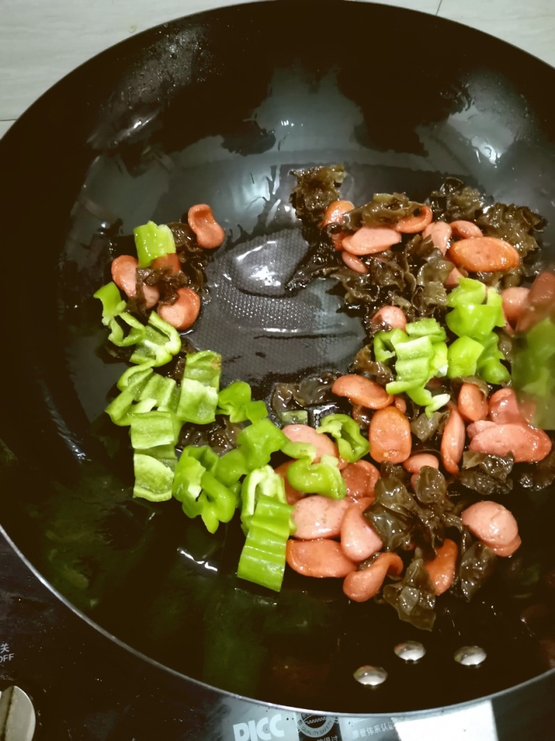 Green Pepper and Wood Ear Mushroom Stir-Fried Hot Dog Sausage Steps