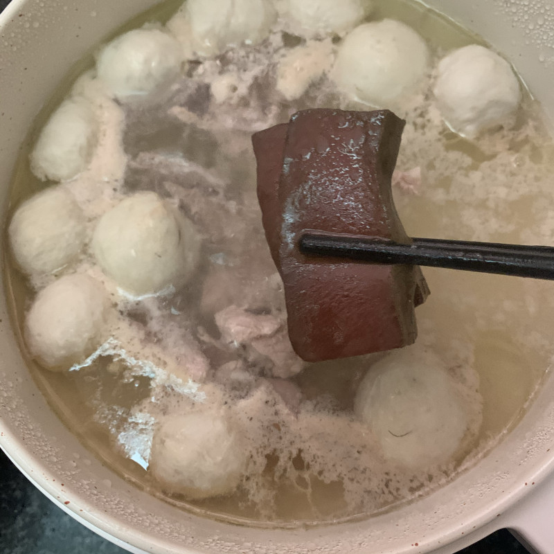 Steps for Making Pork Offal and Duck Blood Soup Noodles