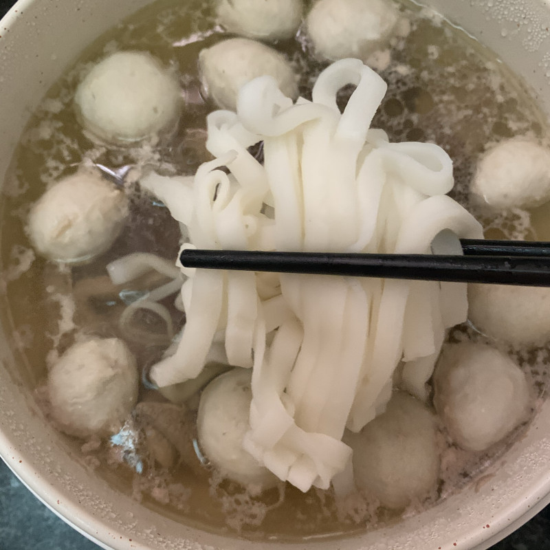 Steps for Making Pork Offal and Duck Blood Soup Noodles