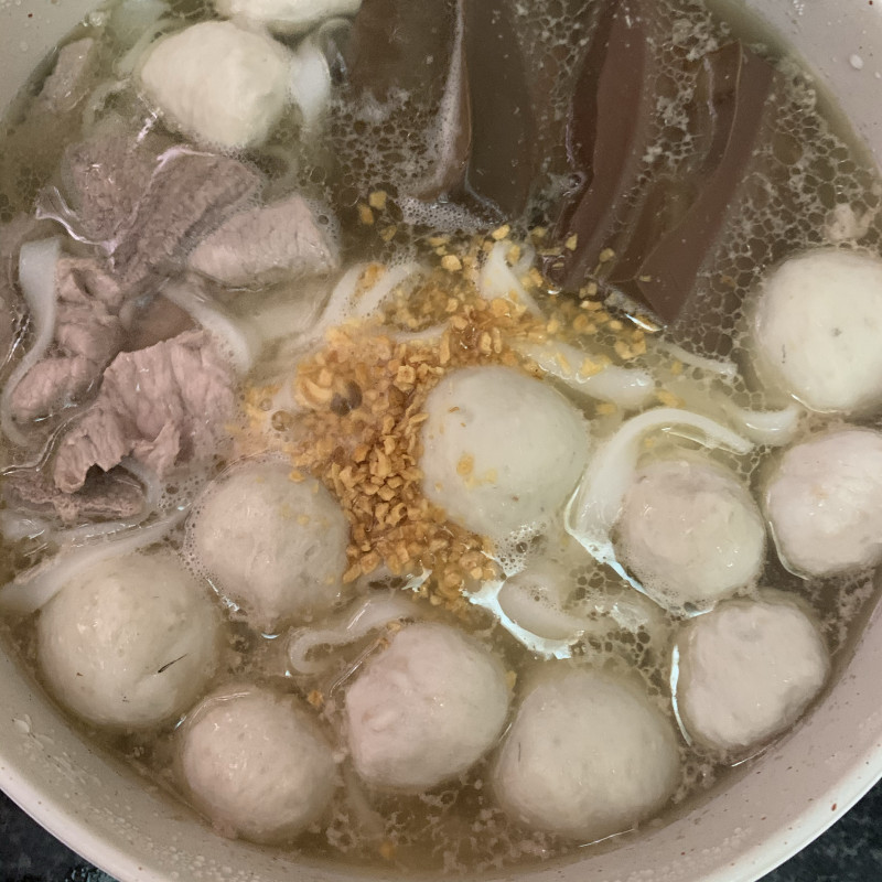 Steps for Making Pork Offal and Duck Blood Soup Noodles