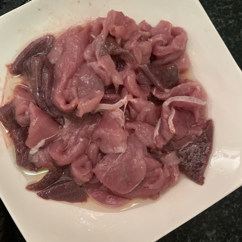 Steps for Making Pork Offal and Duck Blood Soup Noodles