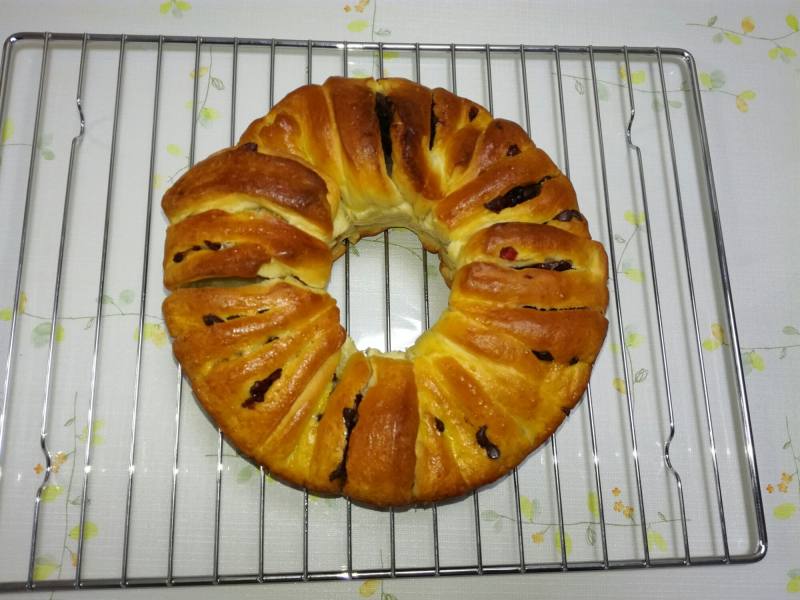 Cranberry Chocolate Chip Pull-Apart Bread Making Steps